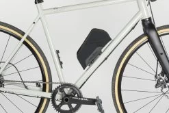 Fidlock TWIST Essential Bag + Bike Base Set - M Schwarz 21 Fidlock TWIST Essential Bag + Bike Base Set - M Schwarz -Fahrradbekleidung Und Zubehör 09661 BLK fidlock twist essentialbag bike downtube scaled