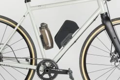 Fidlock TWIST Essential Bag + Bike Base Set - M Schwarz 22 Fidlock TWIST Essential Bag + Bike Base Set - M Schwarz -Fahrradbekleidung Und Zubehör 09661 BLK fidlock twist essentialbag bike downtube bottle scaled