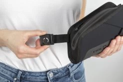 Fidlock TWIST Essential Bag + Bike Base Set - M Schwarz 27 Fidlock TWIST Essential Bag + Bike Base Set - M Schwarz -Fahrradbekleidung Und Zubehör 09661 BLK fidlock twist essentialbag buckleend scaled