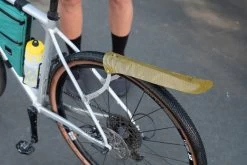 Ass-savers WGS-1 Win Wing Gravel - Golden Groove 5 Ass-savers WGS-1 Win Wing Gravel - Golden Groove -Fahrradbekleidung Und Zubehör Ass Savers Win Wing Gravel Golden Groove on bike 900x