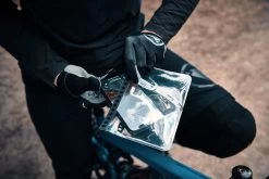 Fidlock VACUUM Uni Phone Case - M Schwarz -Fahrradbekleidung Und Zubehör VC 01100 BLK fidlock VACUUM uniphonecas M outdoor 01 scaled