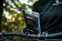 Fidlock VACUUM Uni Phone Case - M Schwarz -Fahrradbekleidung Und Zubehör VC 01100 BLK fidlock VACUUM uniphonecas M outdoor 02 scaled