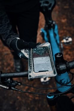 Fidlock VACUUM Uni Phone Case - M Schwarz -Fahrradbekleidung Und Zubehör VC 01100 BLK fidlock VACUUM uniphonecas M outdoor 03 scaled