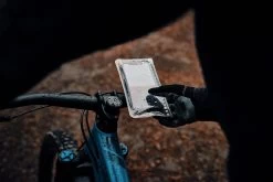 Fidlock VACUUM Uni Phone Case - M Schwarz -Fahrradbekleidung Und Zubehör VC 01100 BLK fidlock VACUUM uniphonecas M outdoor 05 scaled