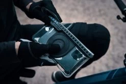 Fidlock VACUUM Uni Phone Case - M Schwarz -Fahrradbekleidung Und Zubehör VC 01100 BLK fidlock VACUUM uniphonecas M outdoor 06 scaled