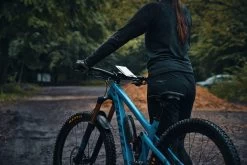 Fidlock VACUUM Uni Phone Case - M Schwarz -Fahrradbekleidung Und Zubehör VC 01100 BLK fidlock VACUUM uniphonecas M outdoor 07 scaled